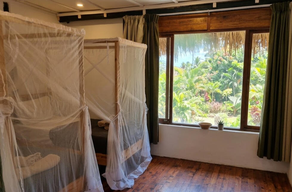 En suite twin room Vista Boniita Tofo Two single beds in an en suite room in the main building at Vista Bonita Tofinho